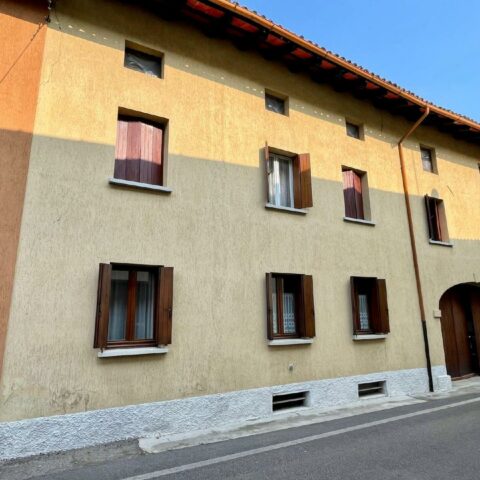 CASA IN LINEA TRICAMERE CON CORTE PRIVATA IN FR. RODEANO ALTO Rive d’Arcano