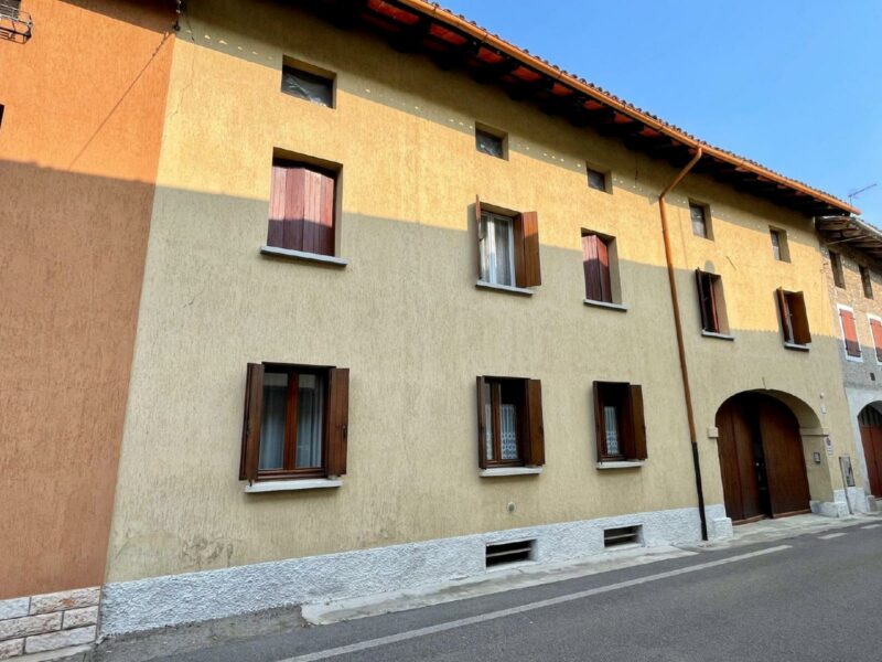 CASA IN LINEA TRICAMERE CON CORTE PRIVATA IN FR. RODEANO ALTO Rive d’Arcano