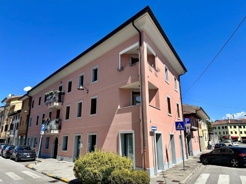 SPLENDIDO APPARTAMENTO SU DUE LIVELLI ARREDATO A DUE PASSI DALLA PIAZZA Palmanova