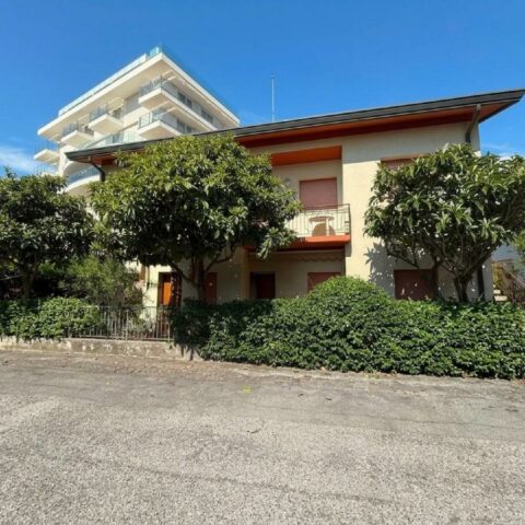PALAZZINA PLURIFAMILIARE CON 4 APPARTAMENTI E AUTORIMESSA – ZONA DARSENA Lignano Sabbiadoro