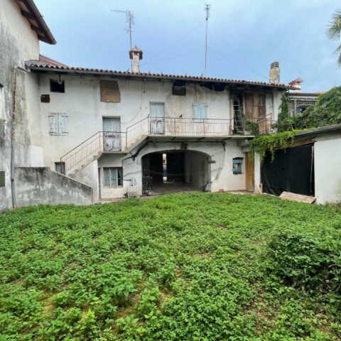 CASA IN LINEA CON GIARDINO DA RISTRUTTURARE A DUE PASSI DAI PRINCIPALI SERVIZI San Daniele del Friuli