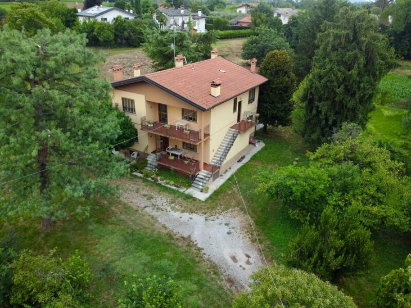 INTERA BIFAMILIARE CON GRANDE GIARDINO Manzano