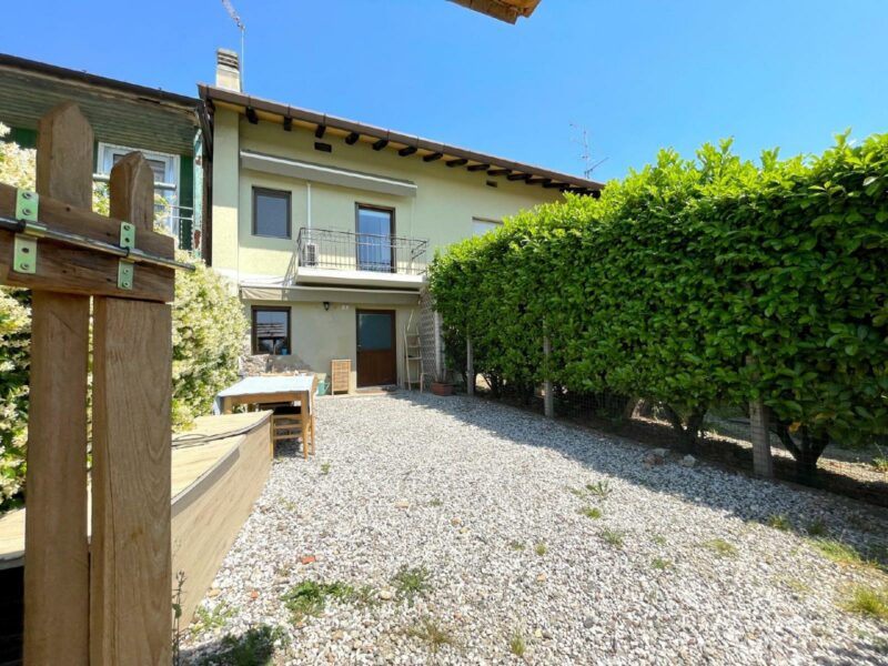 CASA A SCHIERA CON TERRAZZO PANORAMICO E SPAZIO ESTERNO Buja