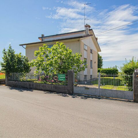 Casa indipendente con due unità autonome e ampio terreno Povoletto