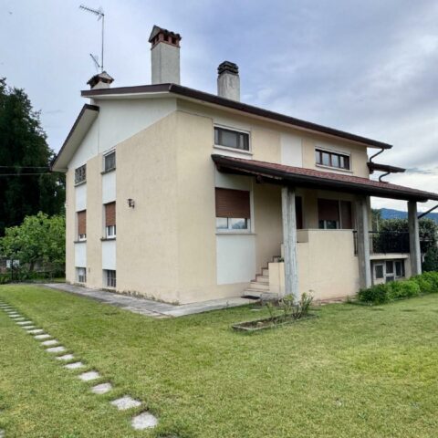 Casa indipendente con due unità autonome e ampio terreno Povoletto