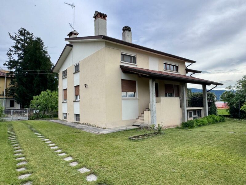 Casa indipendente con due unità autonome e ampio terreno Povoletto