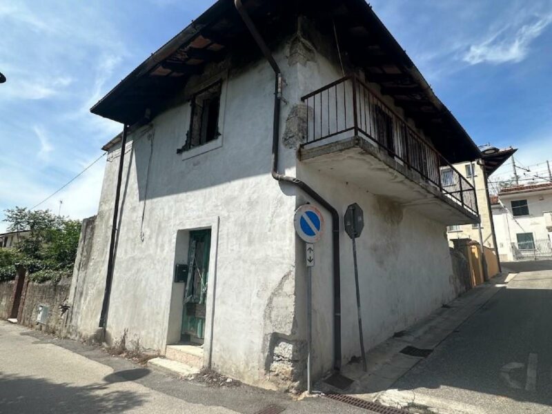 CASA INDIPENDENTE IN PIETRA, DA RISTRUTTURARE COMPLETAMENTE, CON SCOPERTO DI PROPRIETA’ Monfalcone