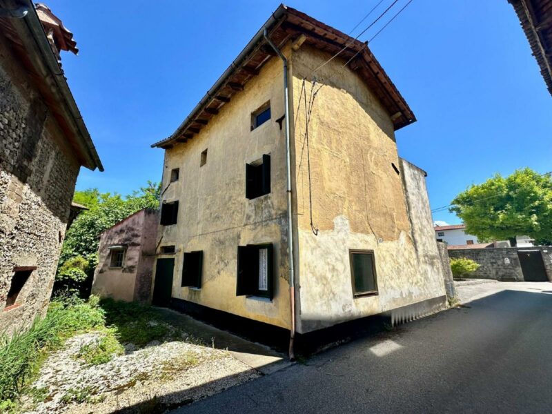 CASA BICAMERE CON CORTE RECINTATA Trivignano Udinese