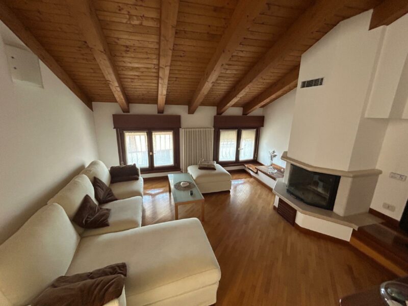CURATO APPARTAMENTO CON TRAVI A VISTA, TERRAZZO E GARAGE Mereto di Tomba