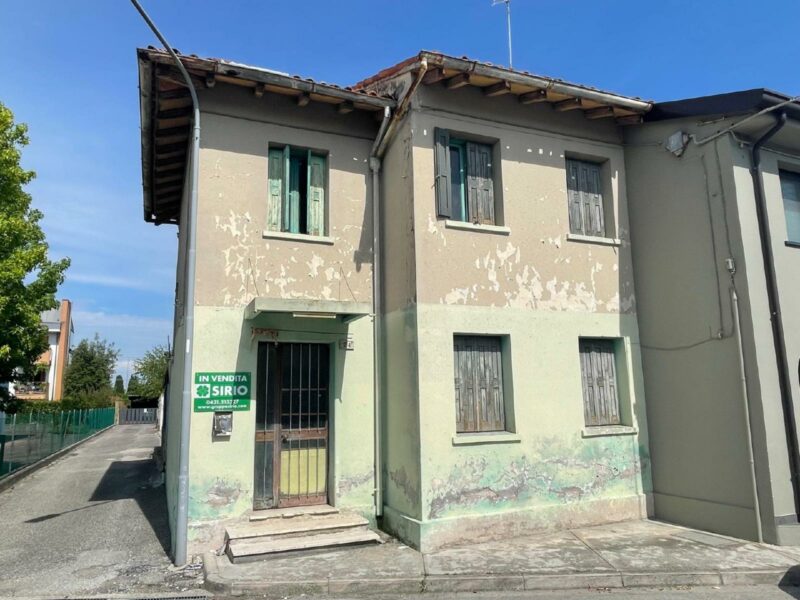 Casa di testa da ristrutturare Latisana