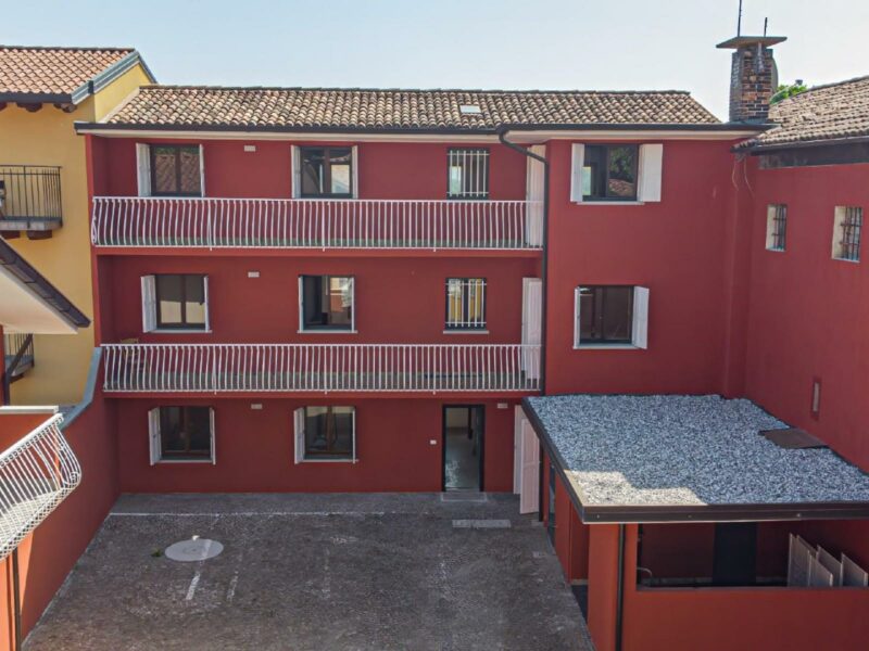 Il fascino delle travi a vista e la tranquillità di una piccola palazzina. Remanzacco