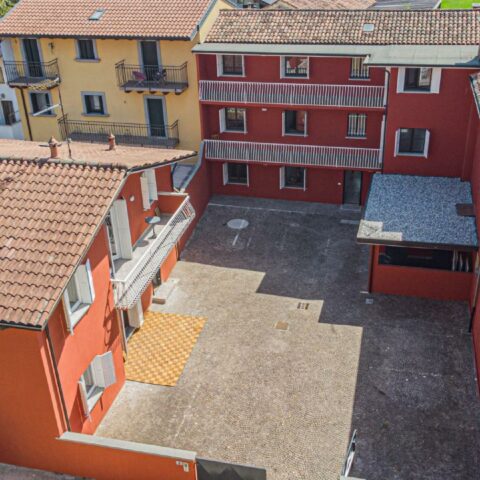 Il fascino delle travi a vista e la tranquillità di una piccola palazzina. Remanzacco
