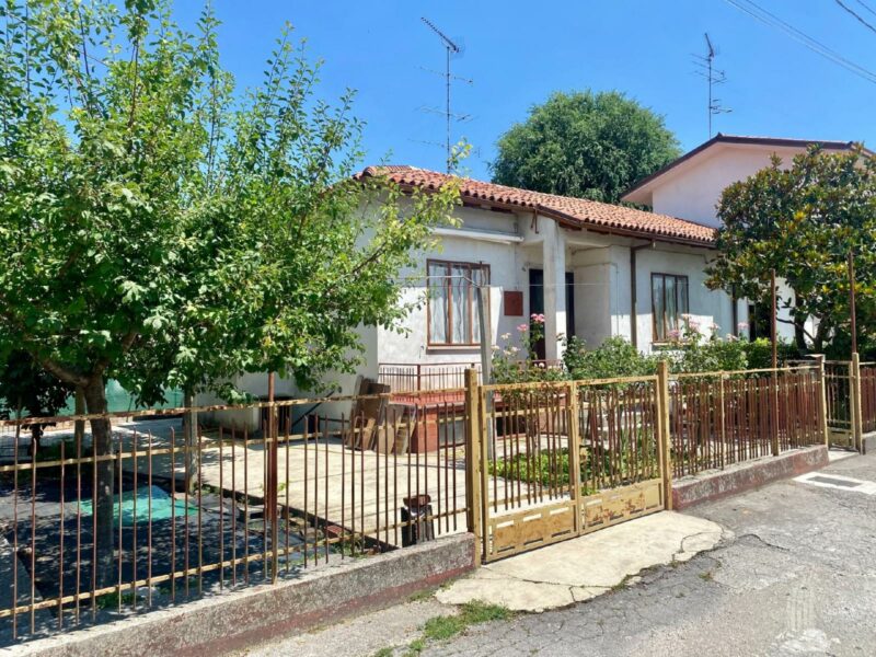 CASA INDIPENDENTE SU UNICO LIVELLO DA RIMODERNARE E PERSONALIZZARE CON AMPIO SCOPERTO Ronchi dei Legionari