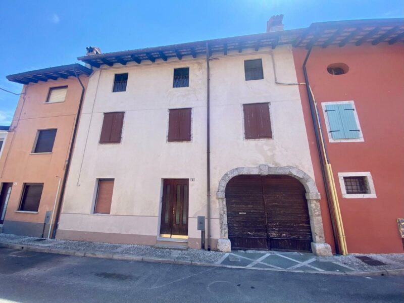 CASA IN LINEA DAGLI AMPI SPAZI, VISTA APERTA E GIARDINO Medea