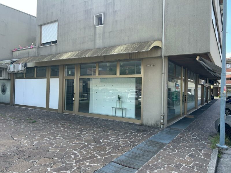 Locale commerciale con ottima visibilità e grande spazio interrato Codroipo