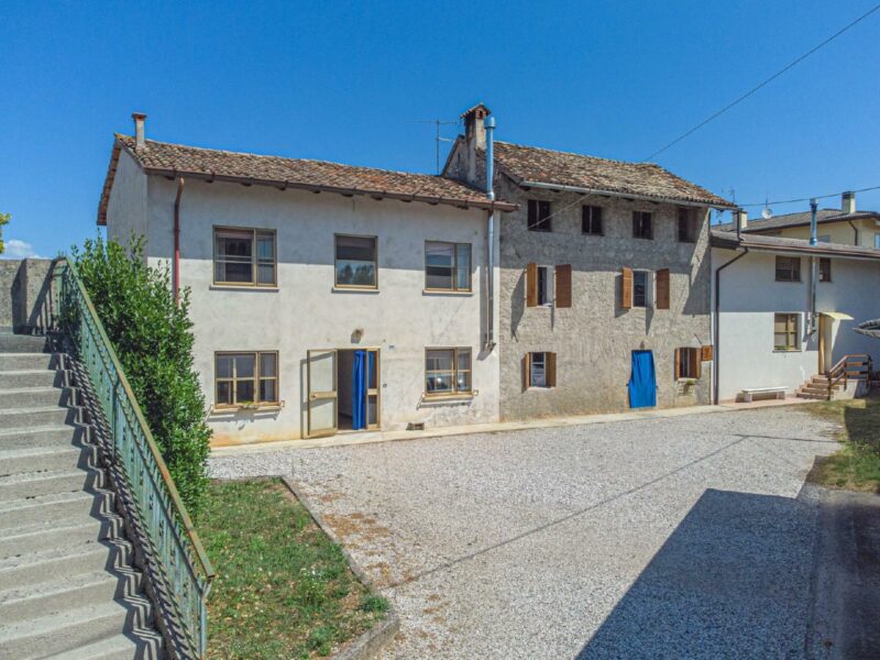 CASA CON RUSTICO E AMPIO SCOPERTO Campoformido