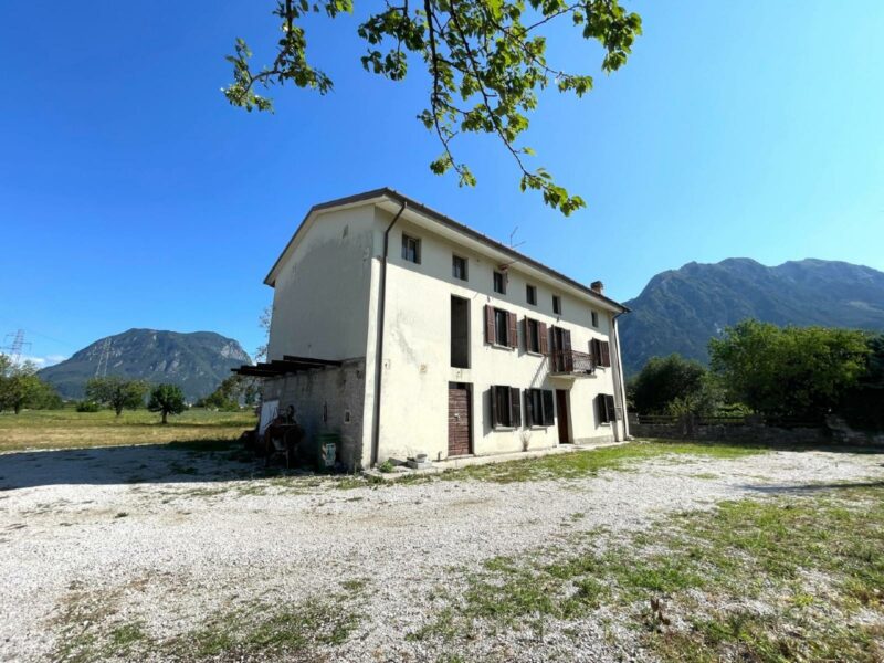 INDIPENDENZA, NATURA E GRANDI SPAZI: CASA TRICAMERE CON TERRENO Gemona del Friuli