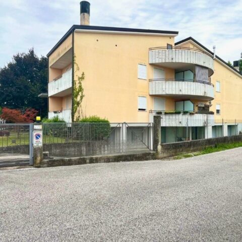 COMODO E CURATO APPARTAMENTO TRICAMERE CON CANTINA E GARAGE Rivignano Teor