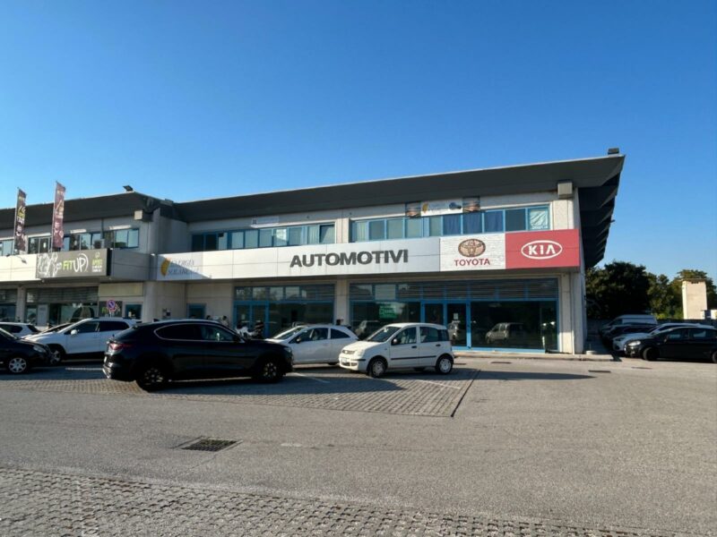 LOCALE COMMERCIALE/ARTIGIANALE DI BEN 870 MQ CON AMPIE VETRATE Codroipo