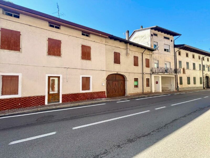 CASA DI CORTE CON TERRENO DI 3.895 MQ Pinzano al Tagliamento