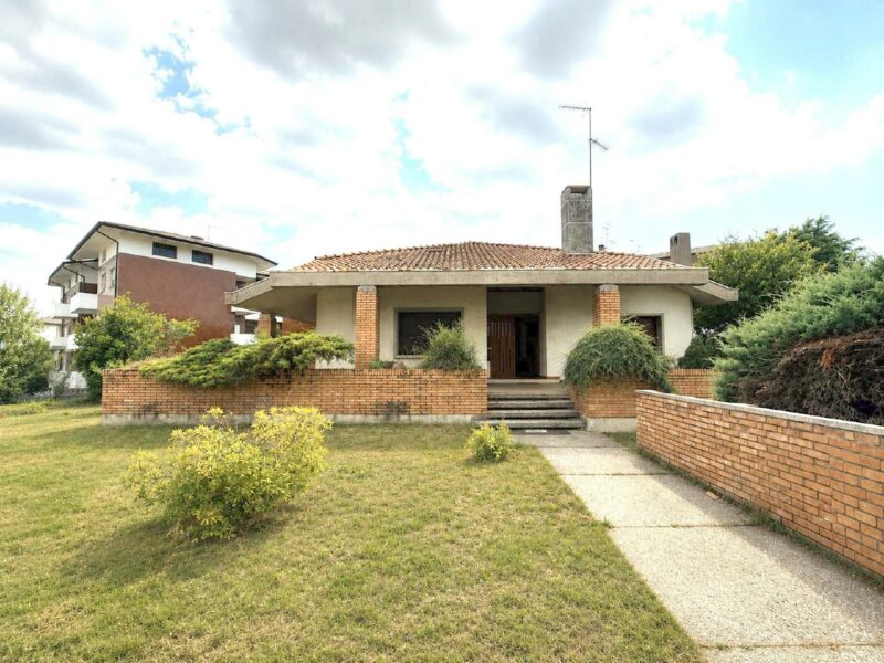 VILLA SINGOLA CON GRANDI SPAZI Udine