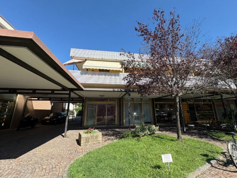 Negozio vetrinato in affitto stagionale a Bibione Pineda Bibione