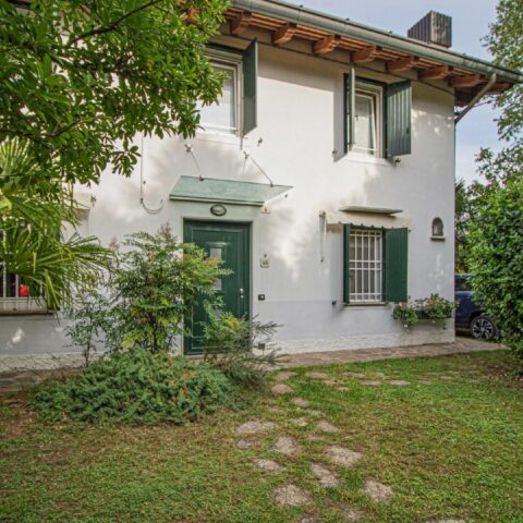 IMPORTANTE VILLA CON PARCO IN ZONA BALDASSERIA Udine