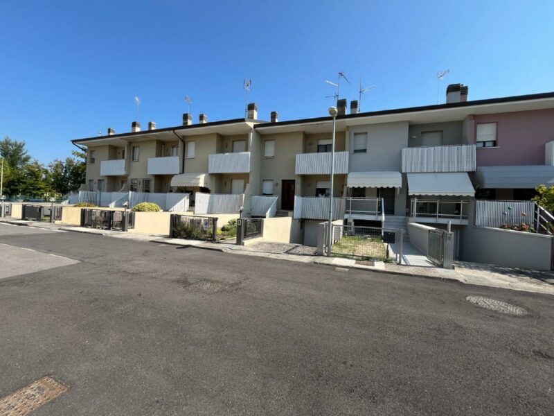 Ampia villaschiera con giardino privato, taverna e tre camere Rivignano