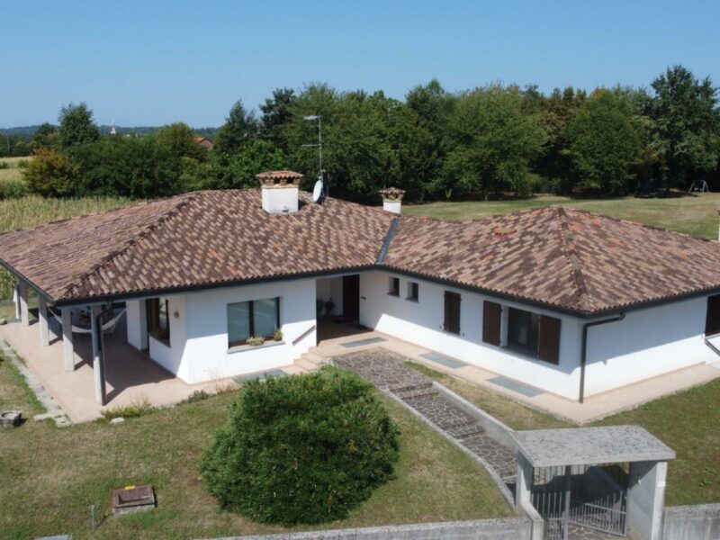 Villa indipendente su unico livello con 1.400 mq di giardino Tavagnacco