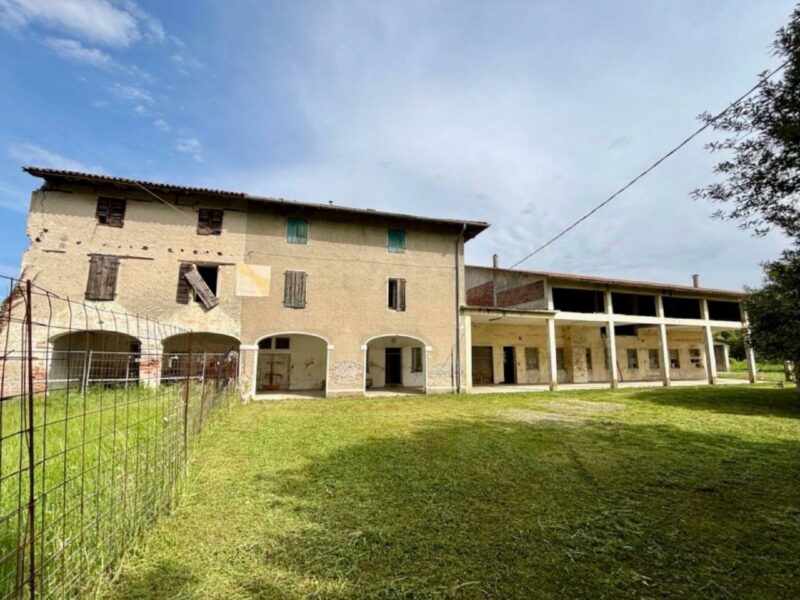 CASA COLONICA – stalla, fienile e oltre 6.000 mq di terreni Fiume Veneto