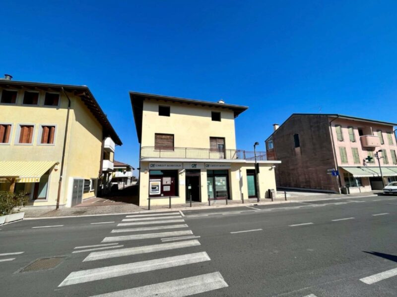 AMPIO FABBRICATO IN CENTRO Carlino