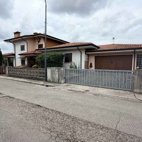 VILLA INDIPENDENTE CON AMPIO GIARDINO RECINTATO Tavagnacco