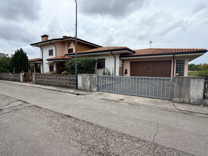 VILLA INDIPENDENTE CON AMPIO GIARDINO RECINTATO Tavagnacco