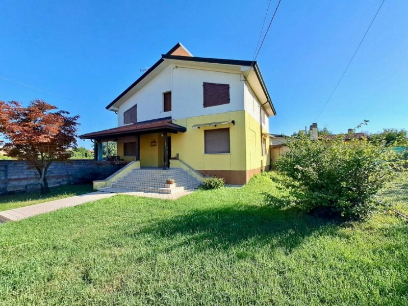 CASA INDIPENDENTE: ampi spazi abitativi, accessori e giardino privato! Morsano al Tagliamento