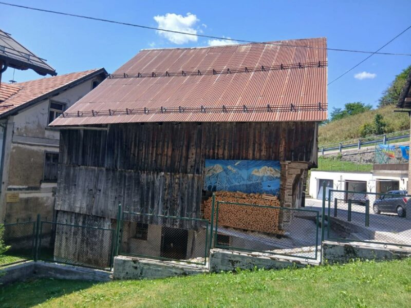 EX STALLA CON FIENILE Forni Avoltri