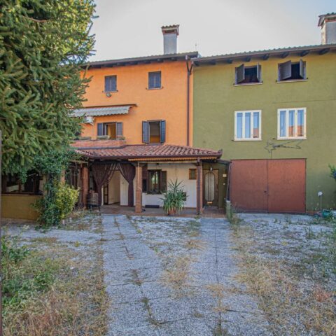 BIFAMILIARE DALLE AMPIE DIMENSIONI CON SCOPERTO Campoformido