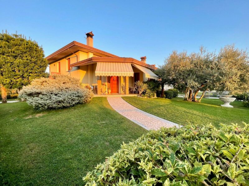 VILLA INDIPENDENTE CON CURATO GIARDINO E DOPPIO GARAGE Sesto al Reghena