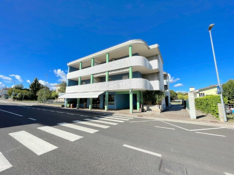 AMPIO TRICAMERE AL PIANO TERRA CON AUTORIMESSA ZONA SERVITA Majano