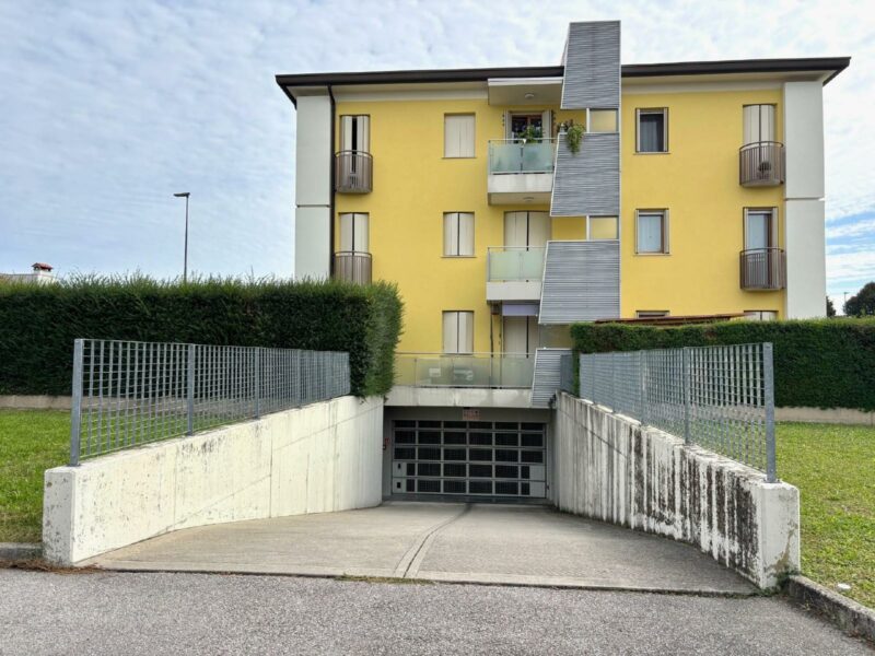 SPAZIOSO BOX AUTO IN CONTESTO PROTETTO San Vito al Tagliamento