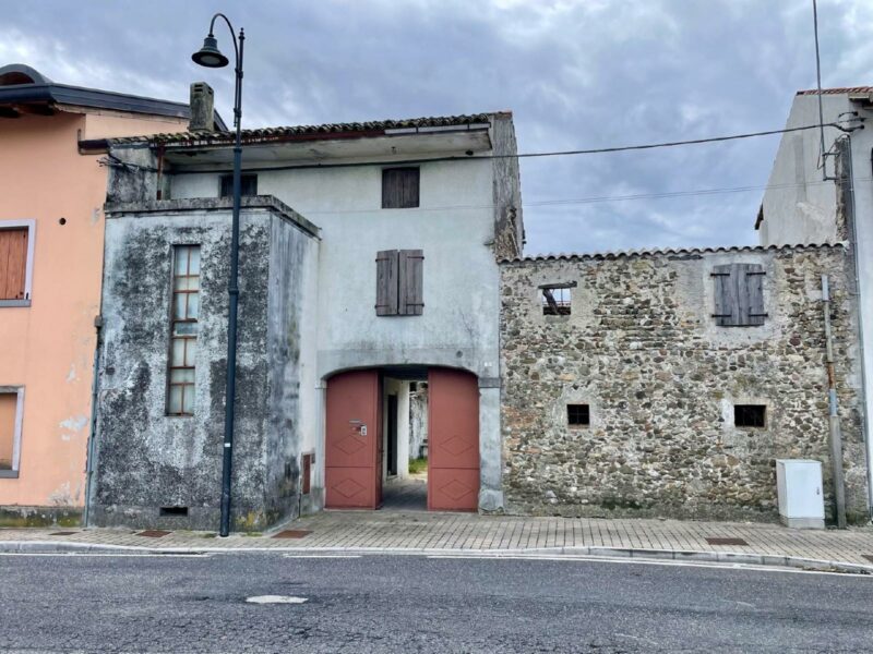 TIPICA CASA FRIULANA DA RISTRUTTURARE CON FABBRICATI ACCESSORI, CORTE PRIVATA E GIARDINO Rive d’Arcano