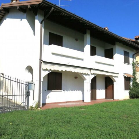 CASA DI TESTA TRICAMERE CON GIARDINO ESCLUSIVO FR. COMERZO Majano