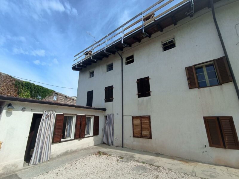 CASA DI TESTA CON AUTORIMESSA